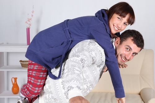 男性が女性をおんぶしている