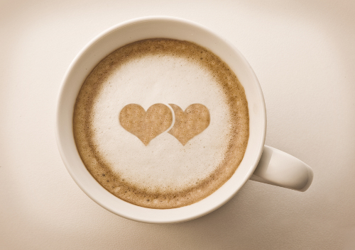 カプチーノの泡にハートの模様がふたつ