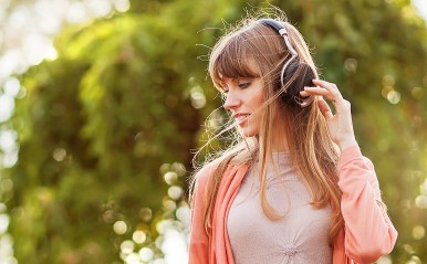 思い切り泣く？彼を見返す？失恋後の心に寄り添う、おすすめの歌＆映画