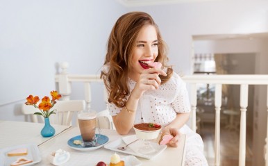 甘いものを食べすぎると、彼との仲が険悪になるかも!? スイーツ好きは要注意