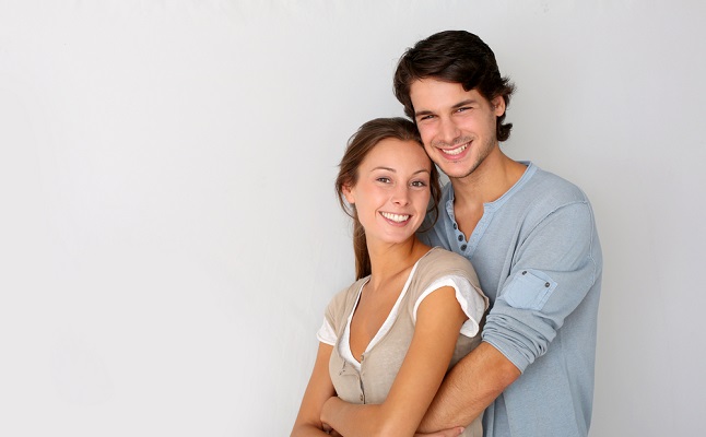 やたら彼女にボディタッチする男性の心理を解説！人前でハグ、髪に触れる…