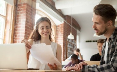 男性に聞く「女性を恋愛対象として好きになるきっかけ」！頑張る同僚の姿に…