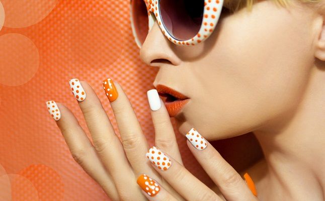 誕生日占いでわかる 恋に効く夏ネイル 運命数8の人はオレンジが 恋愛 占いのココロニプロロ