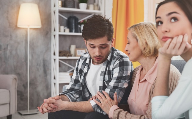 “マザコン男”と“母親思い”を見分けるには？彼がどちらか結婚前にチェック