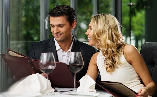 食事デートで男性がイラつく女性の発言3つ！「おいしくない」「そろそろ…」