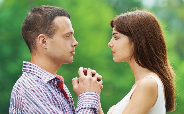 男女が親密になるまでの「6つの意識段階」とは？文字でつながる恋の弊害を解説