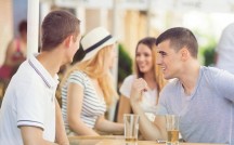 男性が運命を感じた「一目ぼれ」体験談！取引先で…行きつけのバーで…