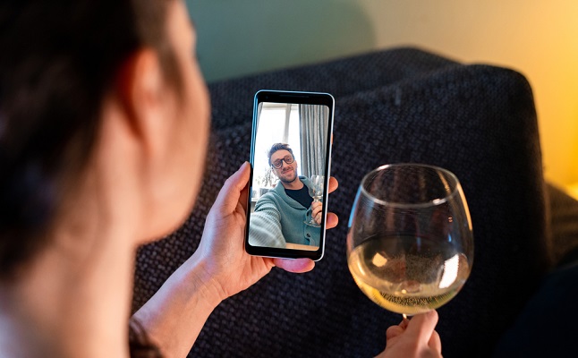 彼の本性を見抜くなら、お酒の飲み方をチェック！酒癖が悪い人は浮気する？