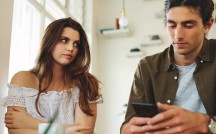 彼がスマホばかり見る理由は？デート中の「スマホいじり」をやめさせるコツも