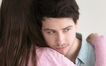 周囲に「彼女の存在」を隠す男性の心理は？考えられる理由3パターン