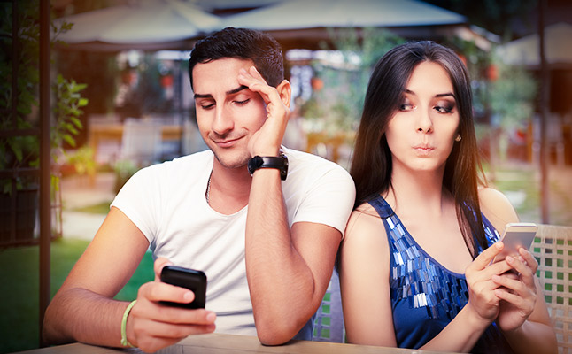 浮気しやすい男性の特徴は もし彼に浮気されたら 見抜き方と対処法 恋愛 占いのココロニプロロ